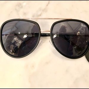 NWT Quay Needing Fame Sunglasses in black/smoke